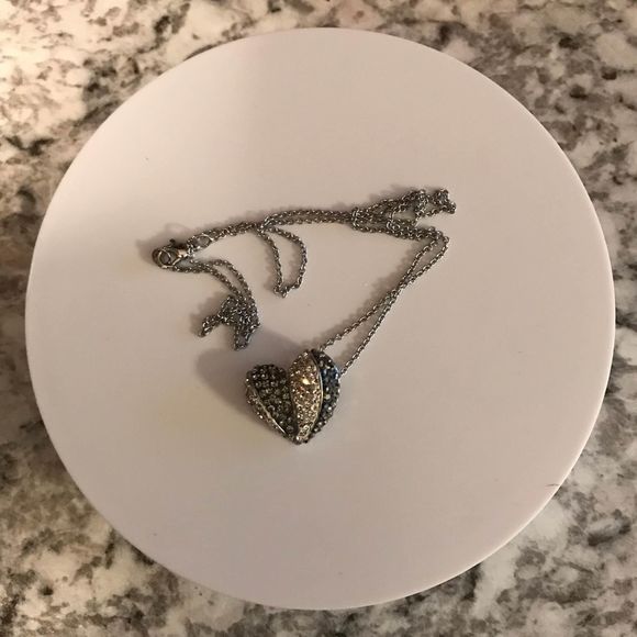 Gorgeous heart pendant on silver chain necklace - Picture 2 of 2